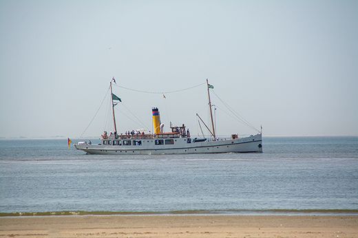 Strandkorb an der Wasserkante