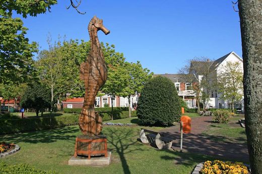 Holzskulptur in der Borkumer Parklandschaft