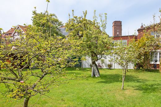 Großer Garten um das ganze Haus herum