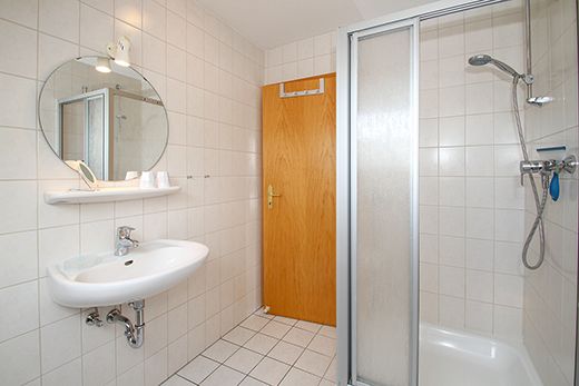 Badezimmer mit Dusche und WC