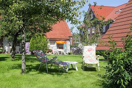 Großer Garten mit viel Rasenfläche und Spielgefährten