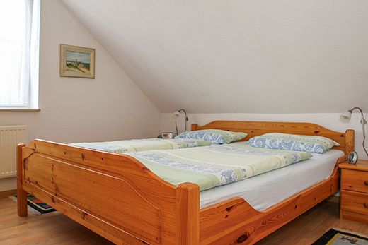Schlafzimmer mit Doppelbett