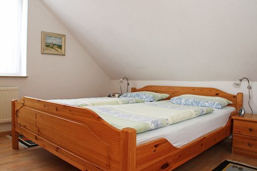 Schlafzimmer mit Doppelbett